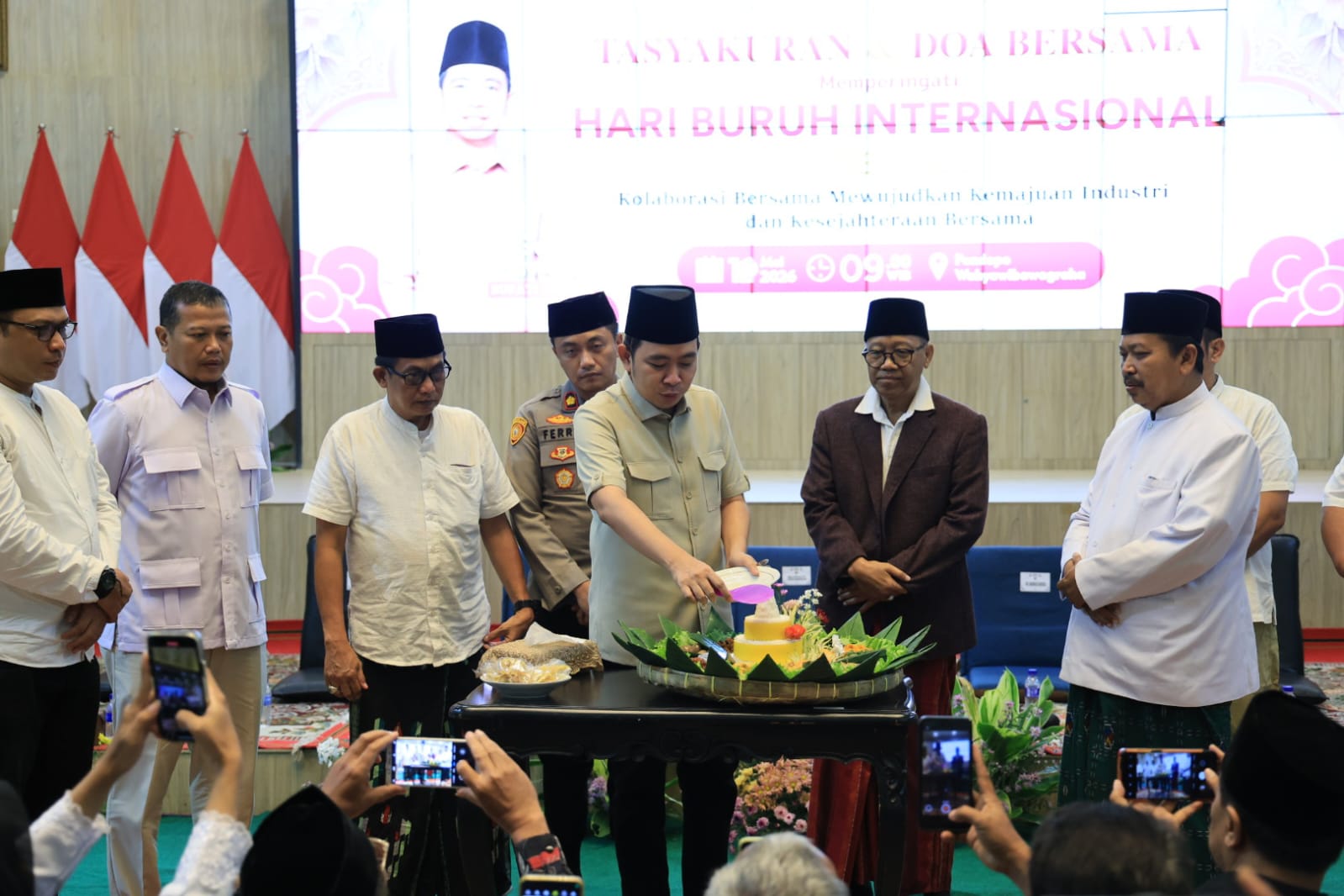 Gus Fawait Peringati Hari Buruh Nasional dengan Menggelar Acara Tasyakuran